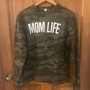 🔆 4/$25 🔆 Camo 'Mom Life' Sweatshirt, Size Small
